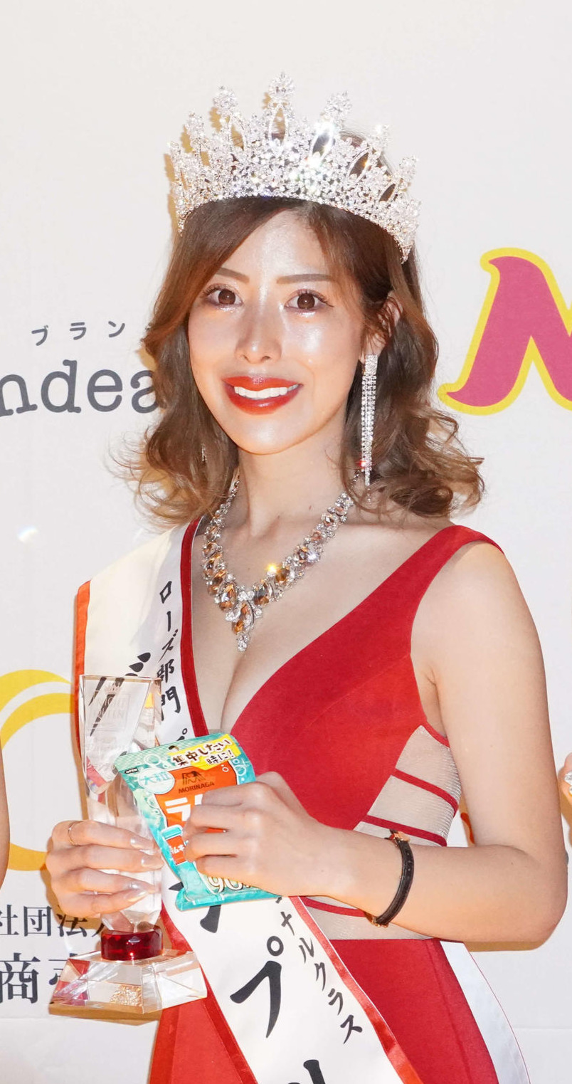 ローズ部門プロフェッショナルクラス（業界歴2年以上）でグランプリに輝いたらむねさん（撮影・沢田直人）