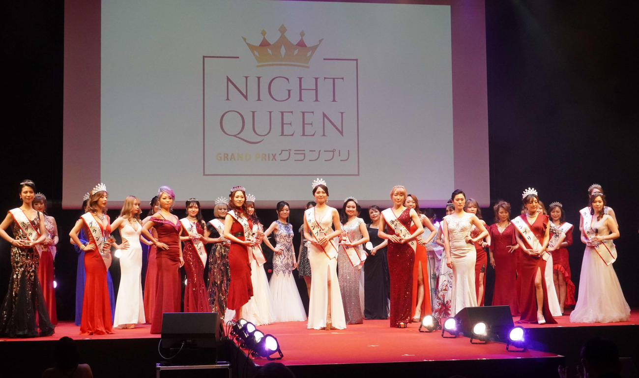 「第1回NIGHT QUEEN　グランプリ」で笑顔を見せるファイナリストたち（撮影・沢田直人）