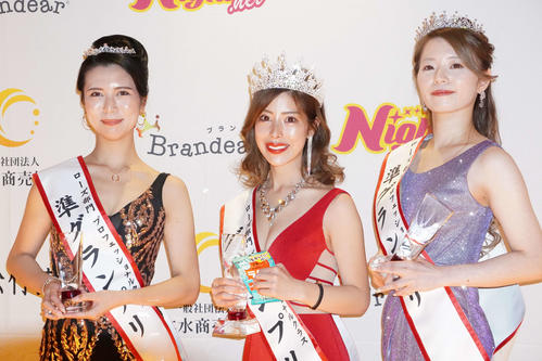 ローズ部門プロフェッショナルクラス（業界歴2年以上）でグランプリに輝いたらむねさん（中央）準グランプリの河上十和さん（左）沙織さん（撮影・沢田直人）