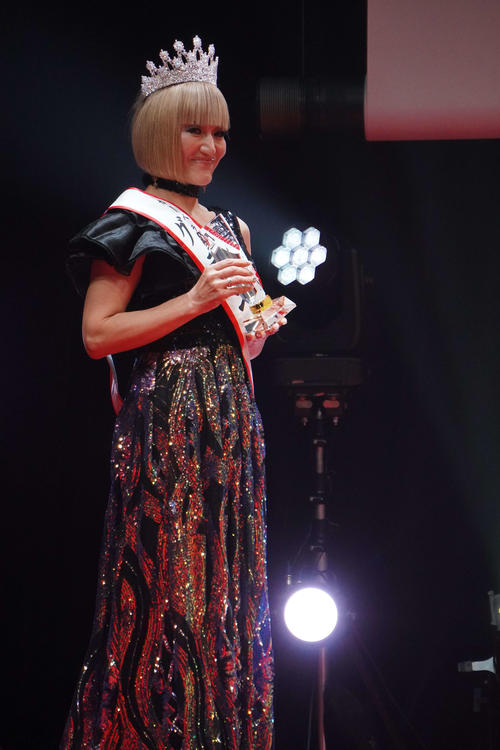 ガーベラ部門レジェンドクラス（業界歴10年以上）でグランプリの結稀ママさん（撮影・沢田直人）