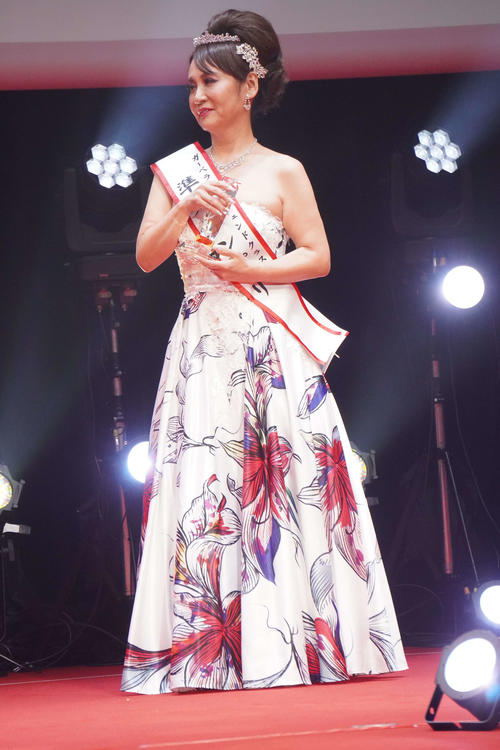 ガーベラ部門レジェンドクラス（業界歴10年以上）で準グランプリの志保ママさん（撮影・沢田直人）