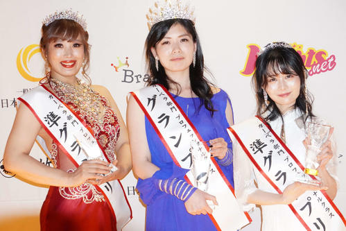 ガーベラ部門プロフェッショナル・ルーキー（業界歴10年未満）でグランプリの未来さん（中央）みやびさん（左）かおりさん（撮影・沢田直人）