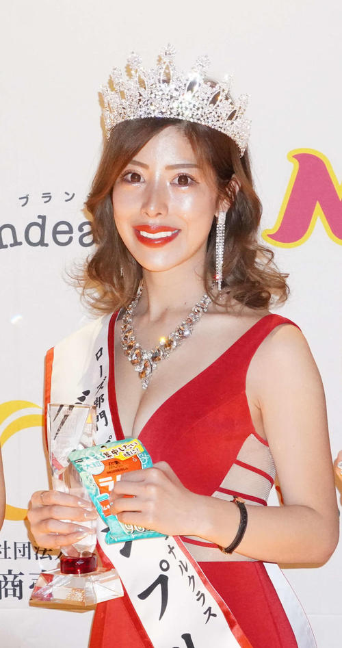 ローズ部門プロフェッショナルクラス（業界歴2年以上）でグランプリに輝いたらむねさん（撮影・沢田直人）