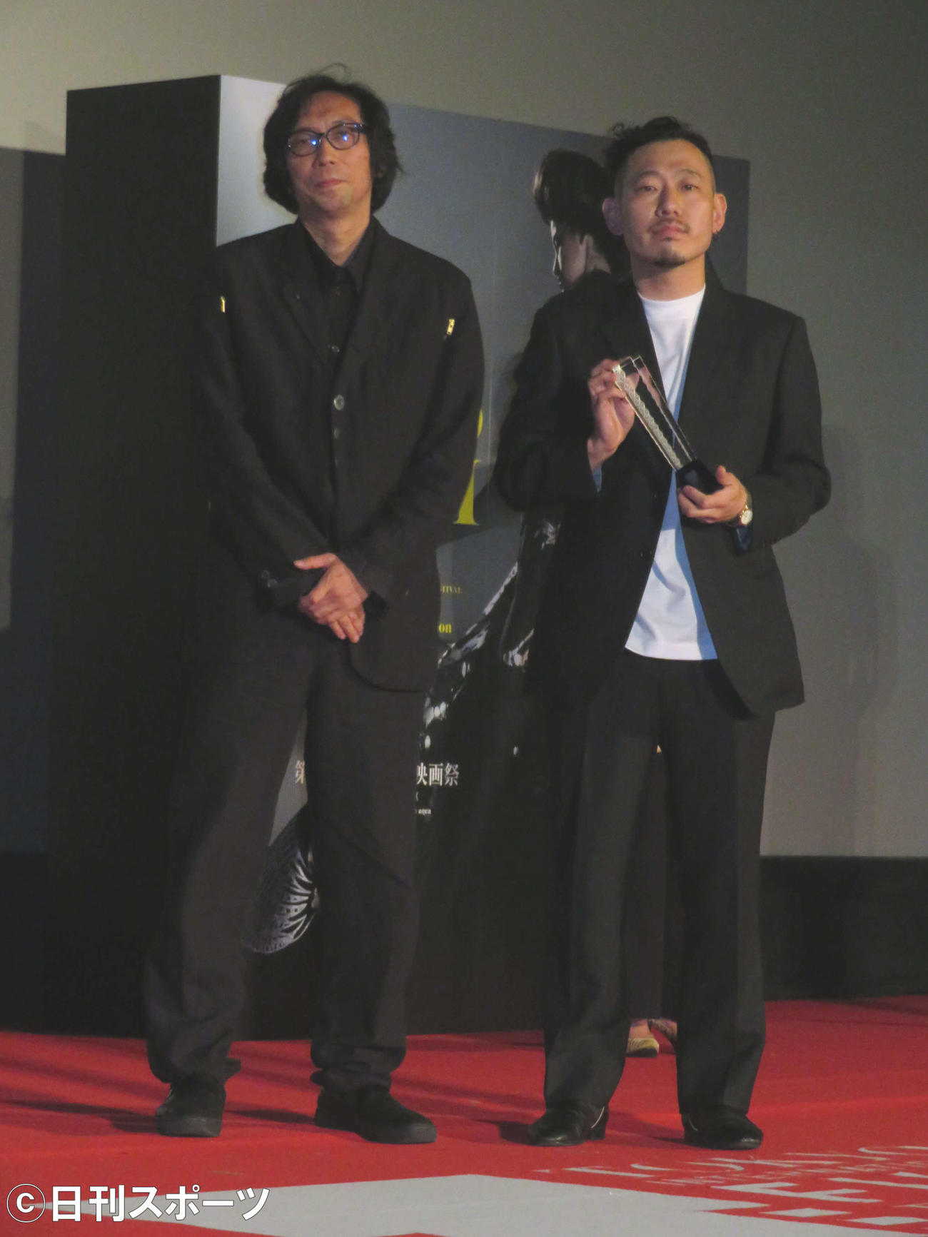 東京国際映画祭で新人監督賞「Amazon Prime Videoテイクワン賞」を受賞したキム・ユンス監督（右）と審査委員長の行定勲監督（撮影・村上幸将）