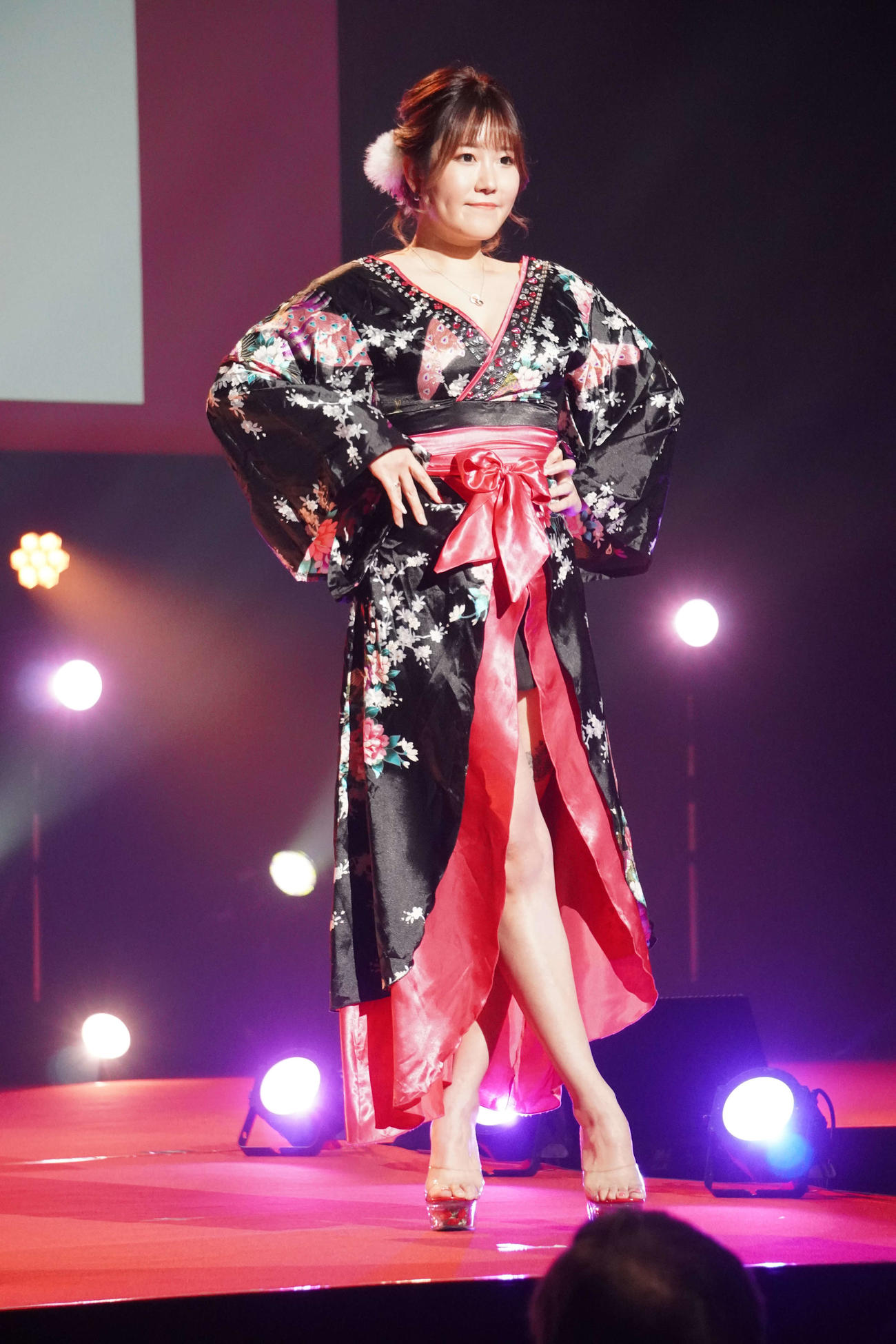ガーベラ（スナック・ショーパブ）部門プロフェッショナル・ルーキークラス（業界歴10年未満）に出場したみうさん（撮影・沢田直人）