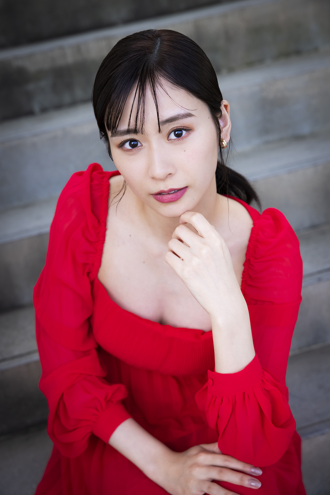 自身2冊目となる写真集「various」でセクシーショットを披露する内木志