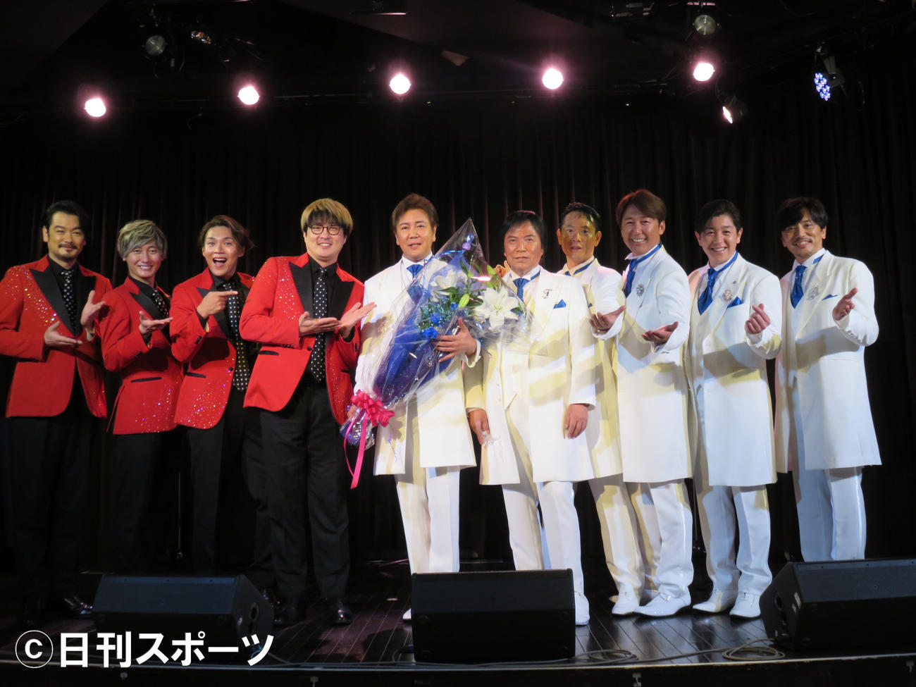 純烈リーダー酒井一圭（左から4人目）から花束をもらう新☆敏いとうとハッピー＆ブルーのリーダー宍戸マサル（同5人目）