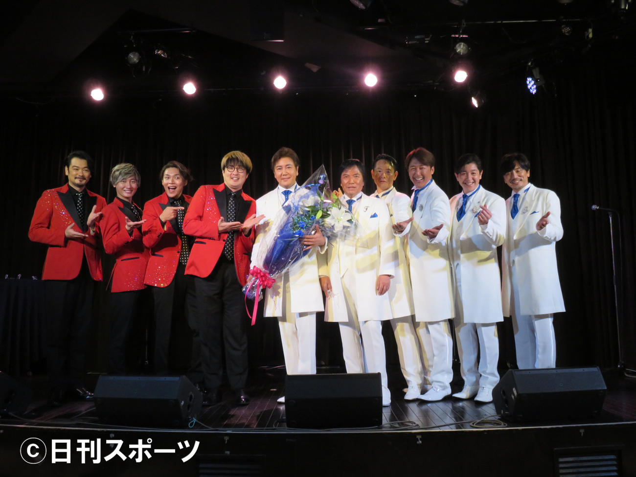 純烈リーダー酒井一圭（左から4人目）から花束をもらう新☆敏いとうとハッピー＆ブルーのリーダー宍戸マサル（同5人目）