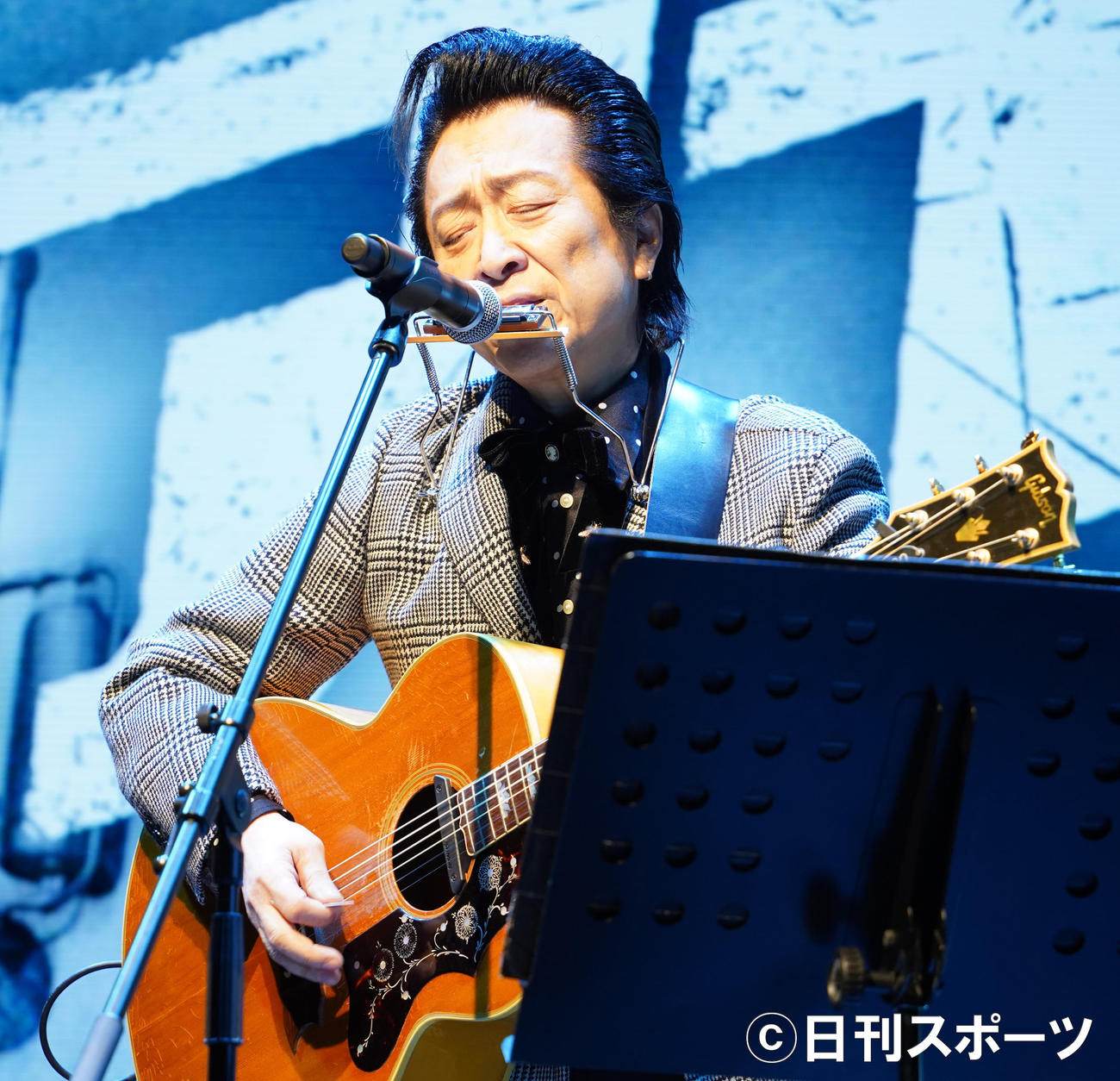 映画「アイス・ロード」公開記念イベントで、歌唱する高橋ジョージ（撮影・佐藤勝亮）