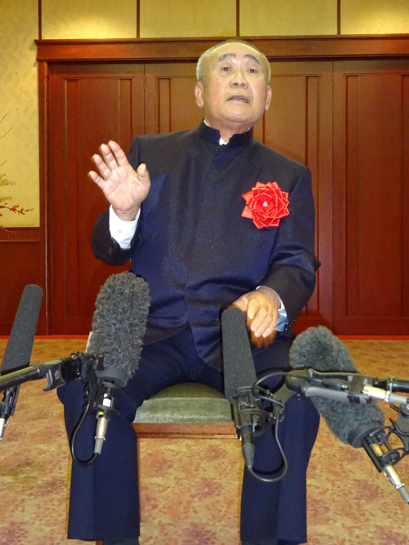 第24回上方演芸の殿堂入り表彰式で取材に応じるゼンジー北京（撮影・加藤裕一）