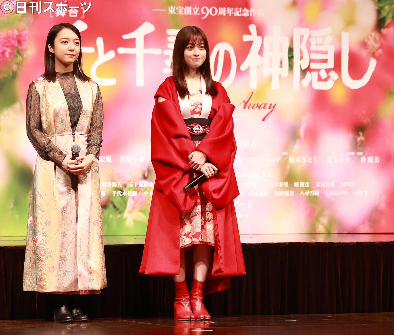 舞台「千と千尋の神隠し」制作発表に出席した上白石萌音（左）と橋本環奈（撮影・野上伸悟）