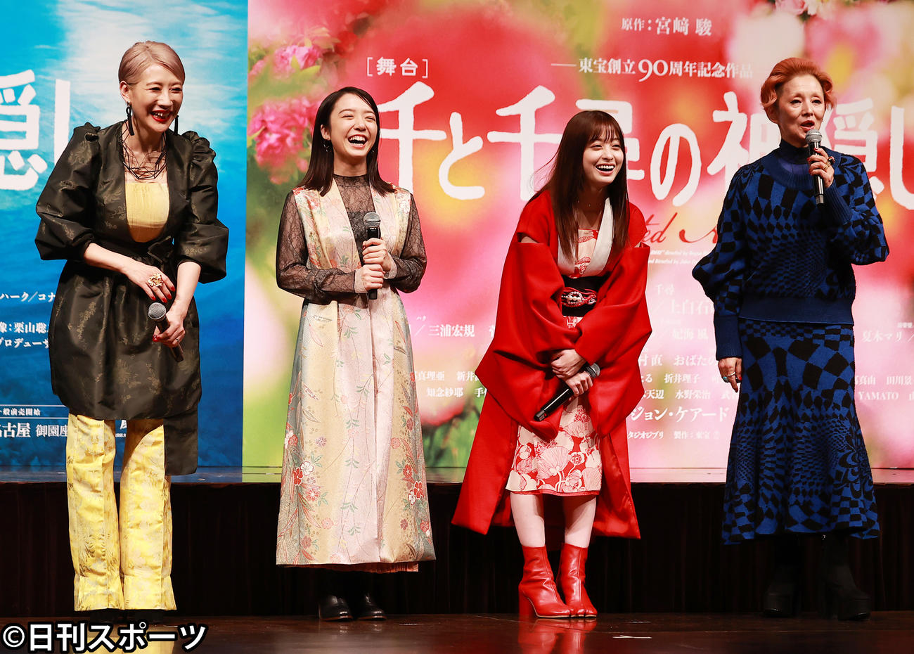 舞台「千と千尋の神隠し」制作発表に出席した左から朴ロ美、上白石萌音、橋本環奈、夏木マリ（撮影・野上伸悟）