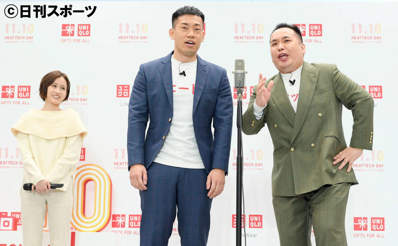 漫才を披露するミルクボーイの駒場孝（左）と内海崇（撮影・たえ見朱実）