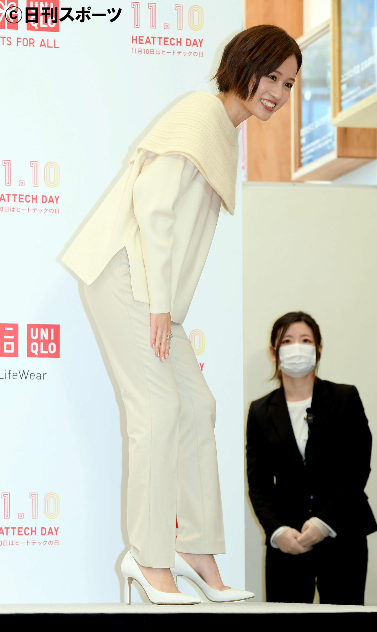 ユニクロのイベントに登場し笑顔を見せる前田敦子（撮影・たえ見朱実）