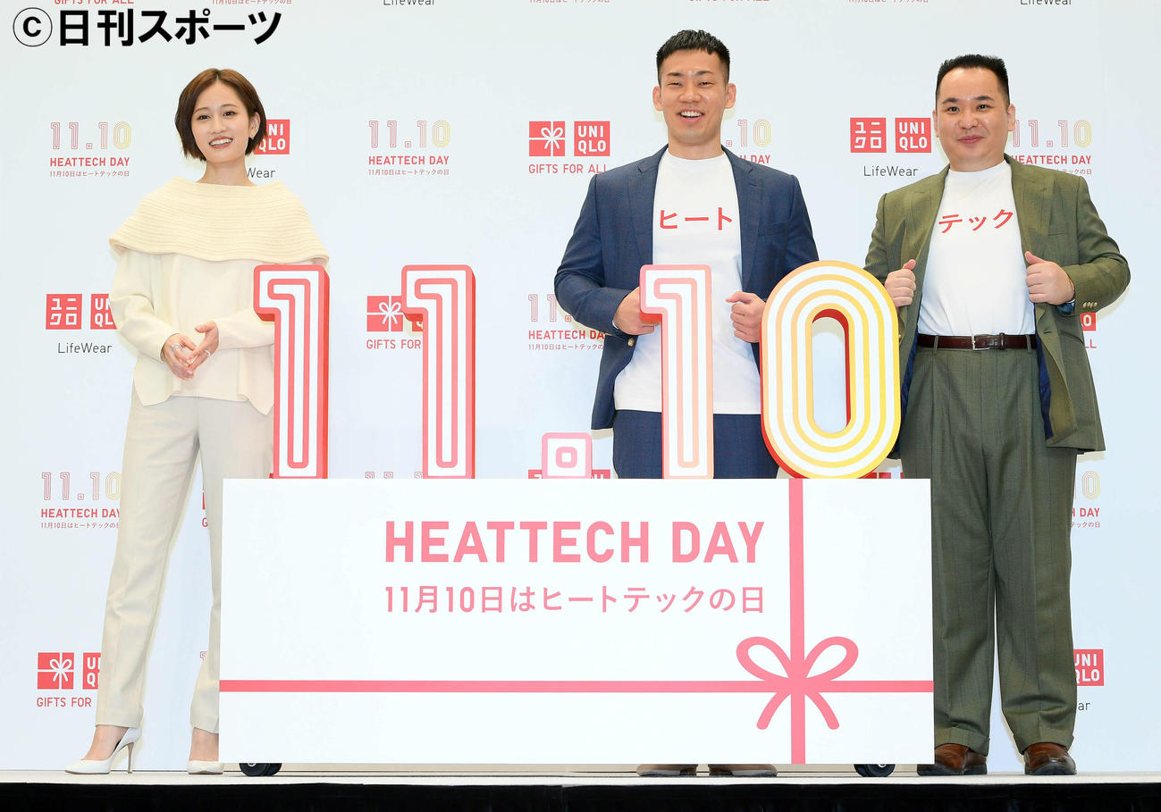 ユニクロのイベントに登場し記念撮影に納まる、左から前田敦子、ミルクボーイの駒場崇、内海崇（撮影・たえ見朱実）