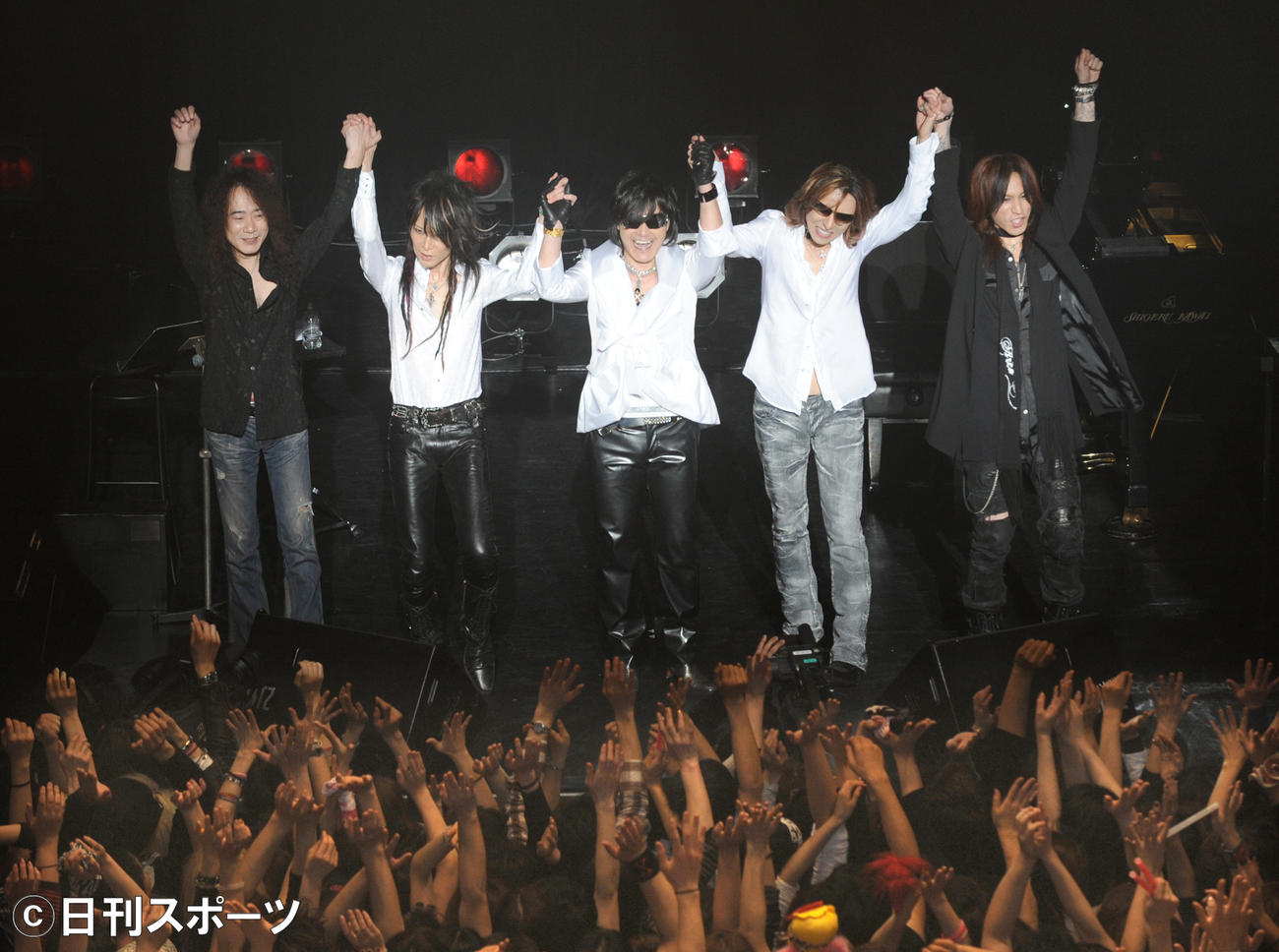 X JAPAN　左からPATA、HEATH、TOSHI、YOSHIKI、SUGIZO（2010年2月撮影）
