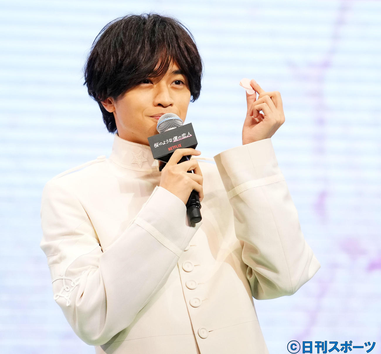 桜の花びらを手に笑顔を見せる中島健人（撮影・横山健太）