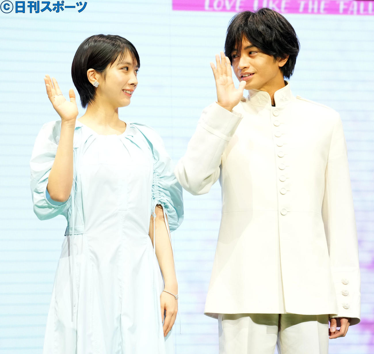 「桜のような僕の恋人」作品紹介に登場し笑顔を見せる松本穂香（左）と中島健人（撮影・横山健太）