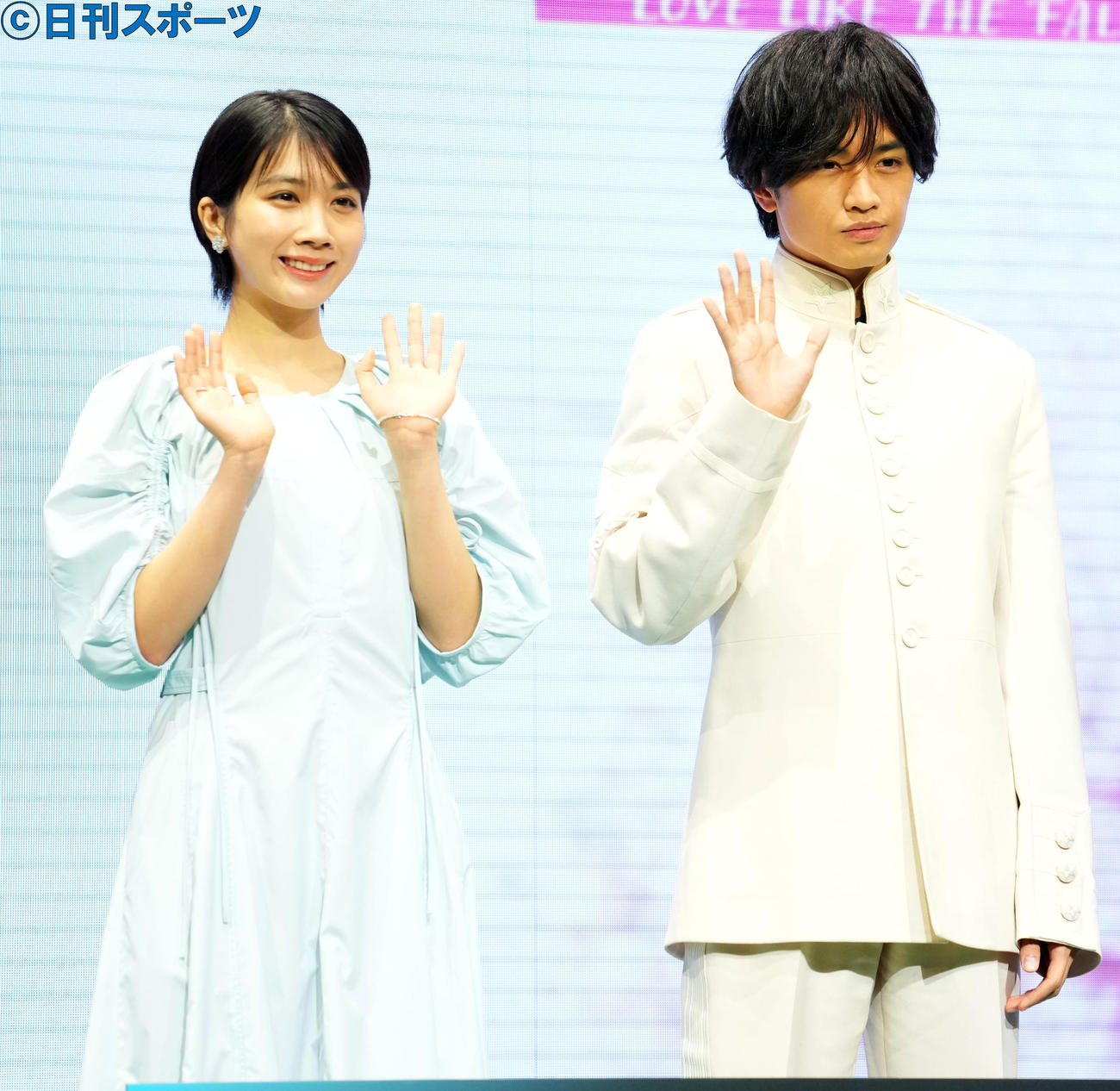 「桜のような僕の恋人」作品紹介に登場し笑顔を見せる松本穂香（左）と中島健人（撮影・横山健太）
