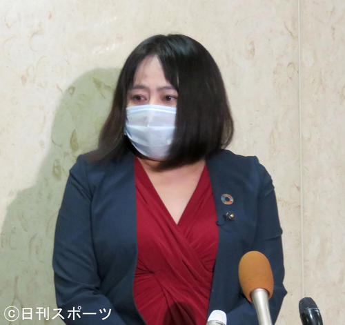 お下品だし市民馬鹿に」セクシーレッドワンピ木下都議を上西小百合が