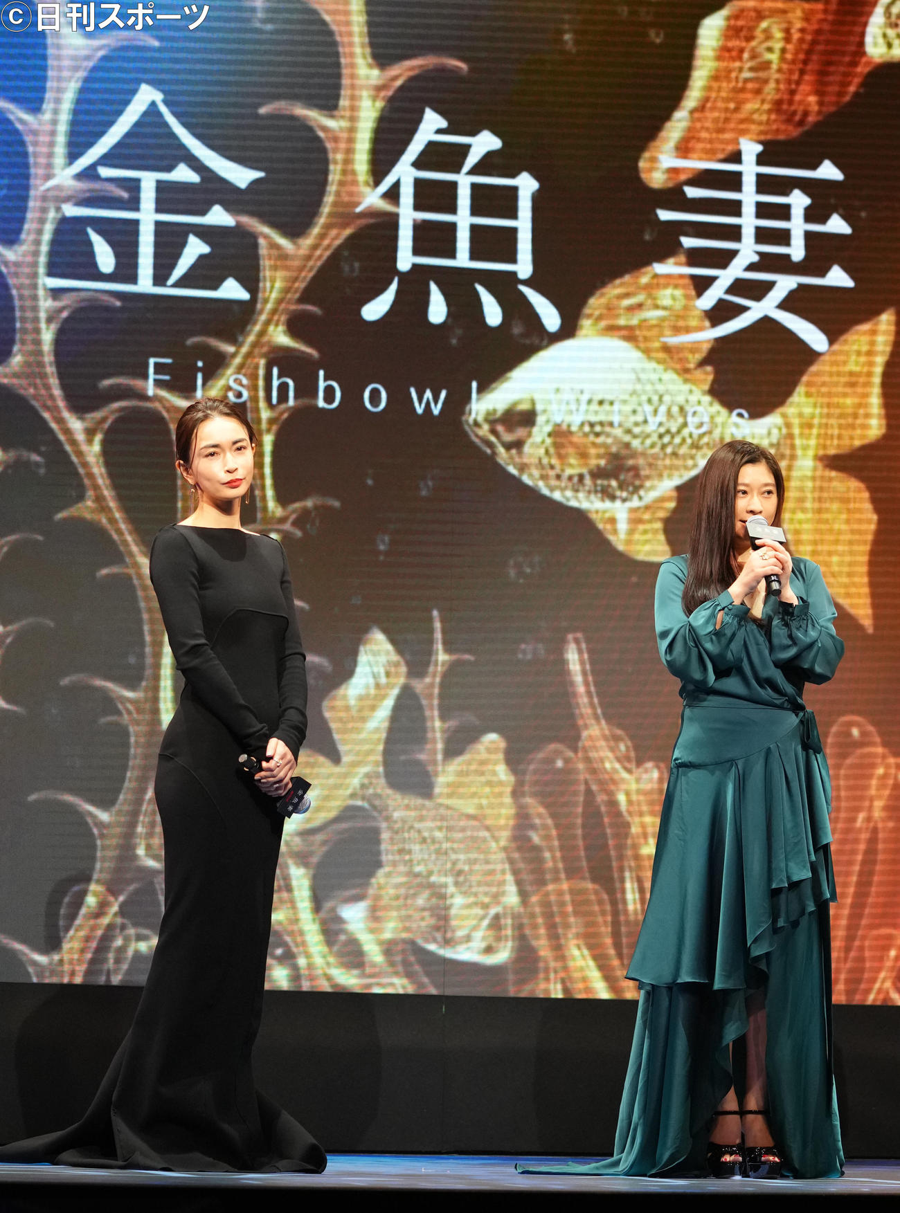 「金魚妻」の作品について語る篠原涼子（右）と長谷川京子（撮影・横山健太）