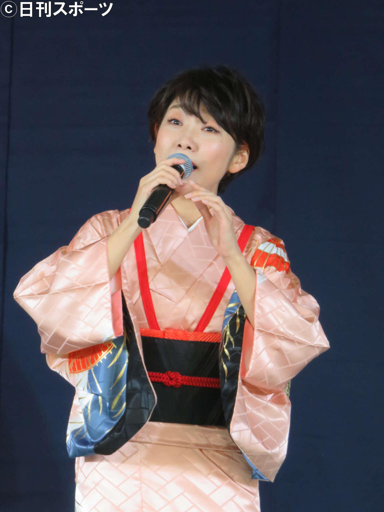 新曲「ひとり風の盆」を歌う森山愛子
