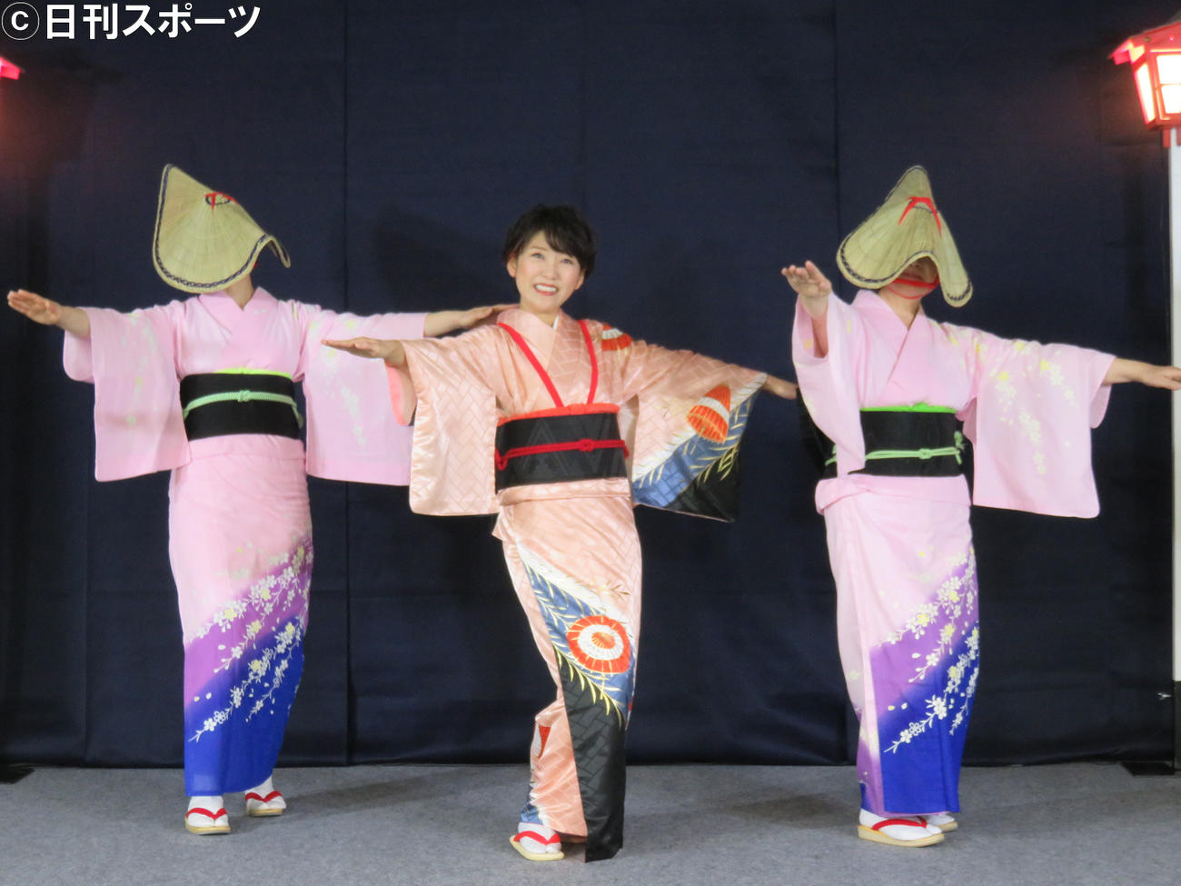 新曲「ひとり風の盆」の会見で、おわら風の盆を踊る森山愛子