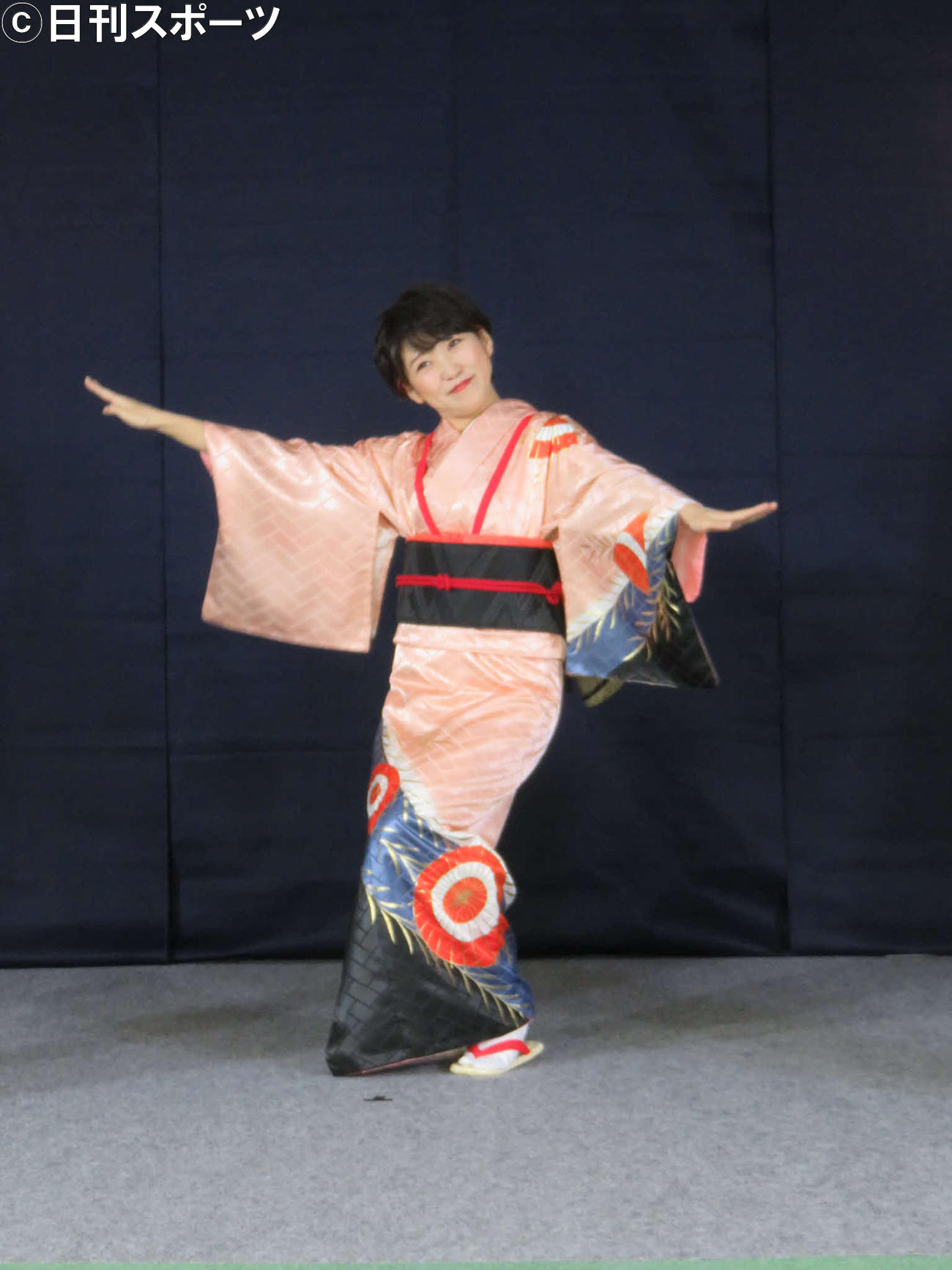 新曲「ひとり風の盆」の会見で、おわら風の盆を踊る森山愛子