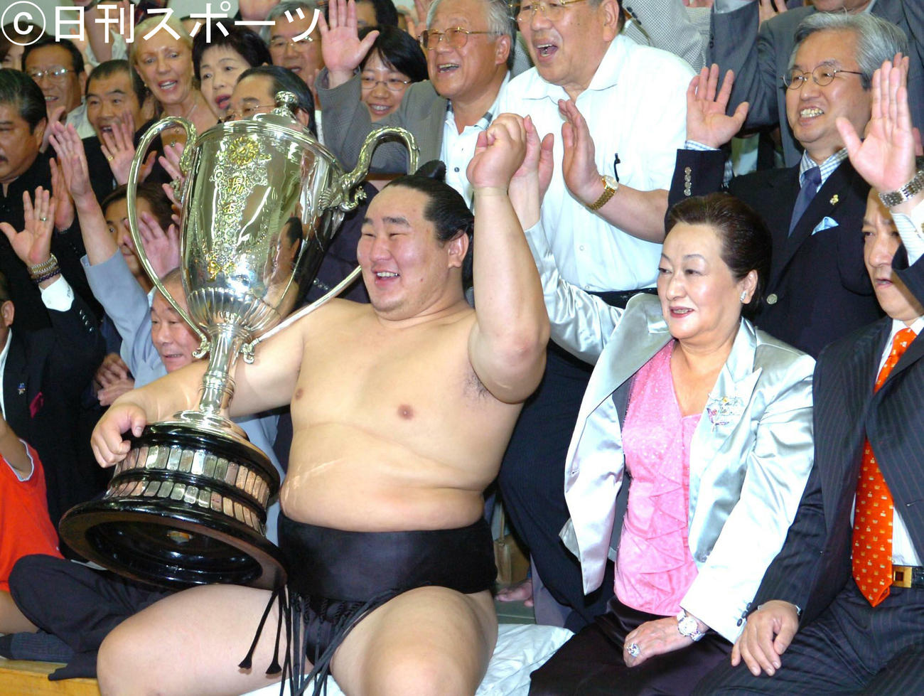 細木数子さんは、秋場所で6連覇を達成した朝青龍の手をとりバンザイ（05年9月）
