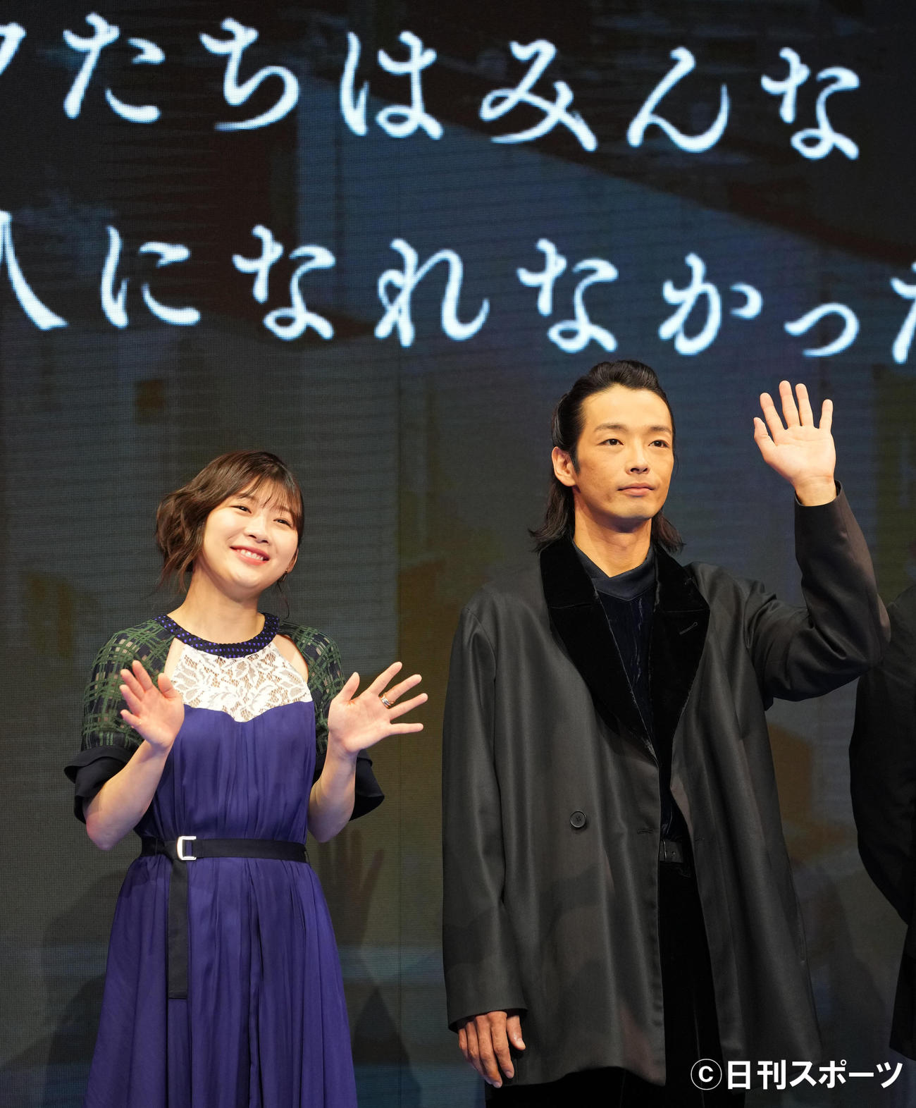 「ボクたちはみんな大人になれなかった」作品紹介で笑顔を見せる伊藤沙莉（左）と森山未来（撮影・横山健太）