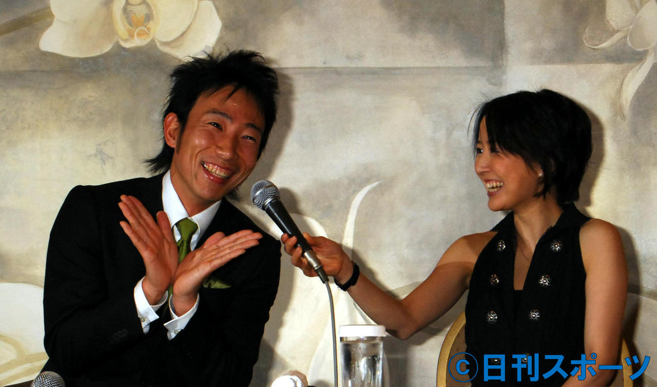 「うれCY」と持ちネタで笑いをさそう山川恵里佳（右）とモンキッキー（07年2月撮影）