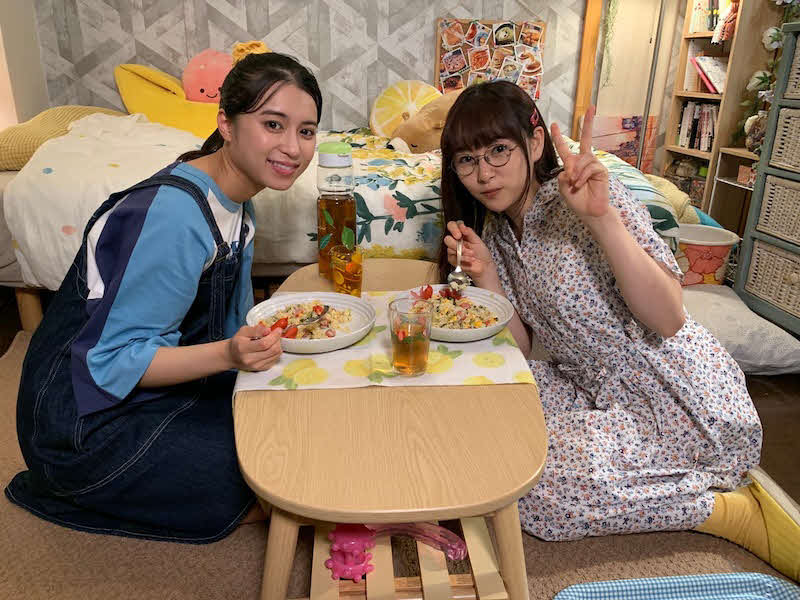 「ごほうびごはん」の公式ブログで公開された、チャーハンを食べる中尾萌那（左）と桜井日奈子の”美女姉妹オフショット”