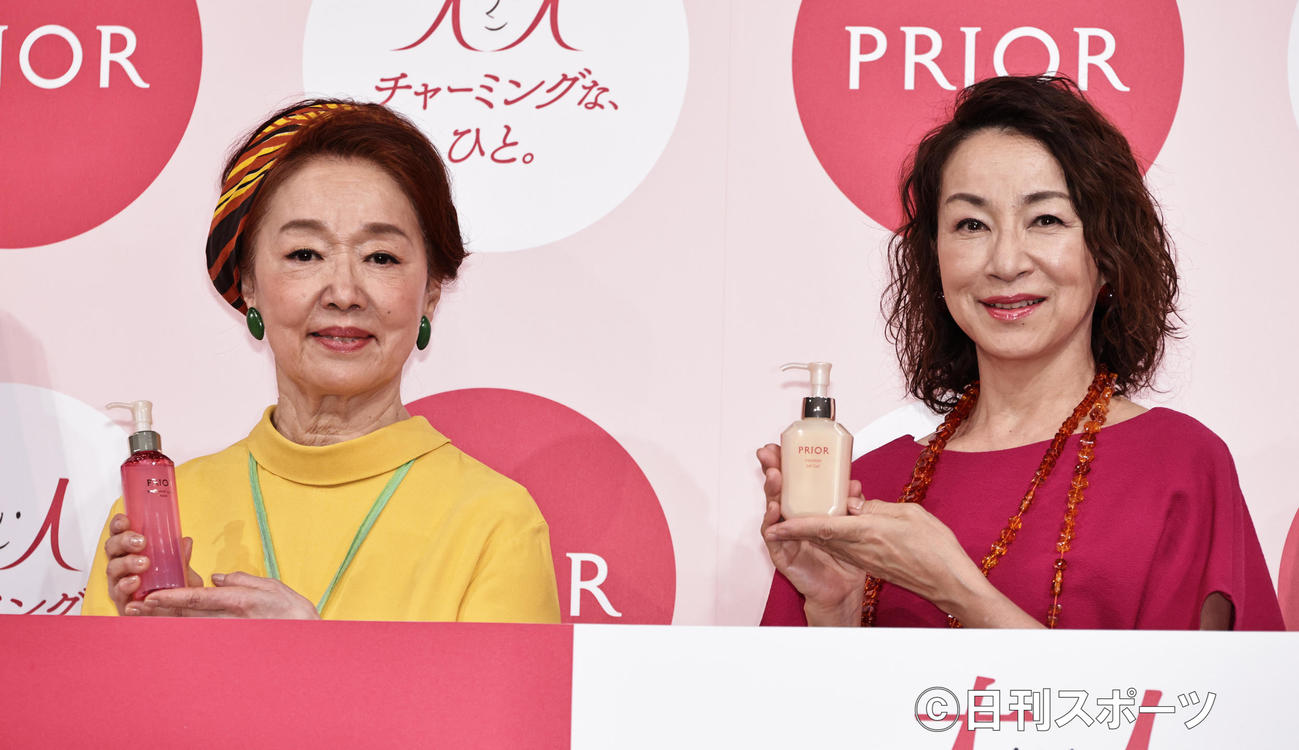 資生堂スキンケアブランドPRIOR「大人チャーミングな、ひと。」プロジェクトに参加した宮本信子（左）と原田美枝子（撮影・中島郁夫）