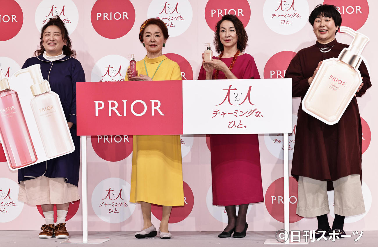 資生堂スキンケアブランドPRIOR「大人チャーミングな、ひと。」プロジェクトに参加した、左から森三中の黒沢かずこ、宮本信子、原田美枝子、森三中の大島美幸（撮影・中島郁夫）
