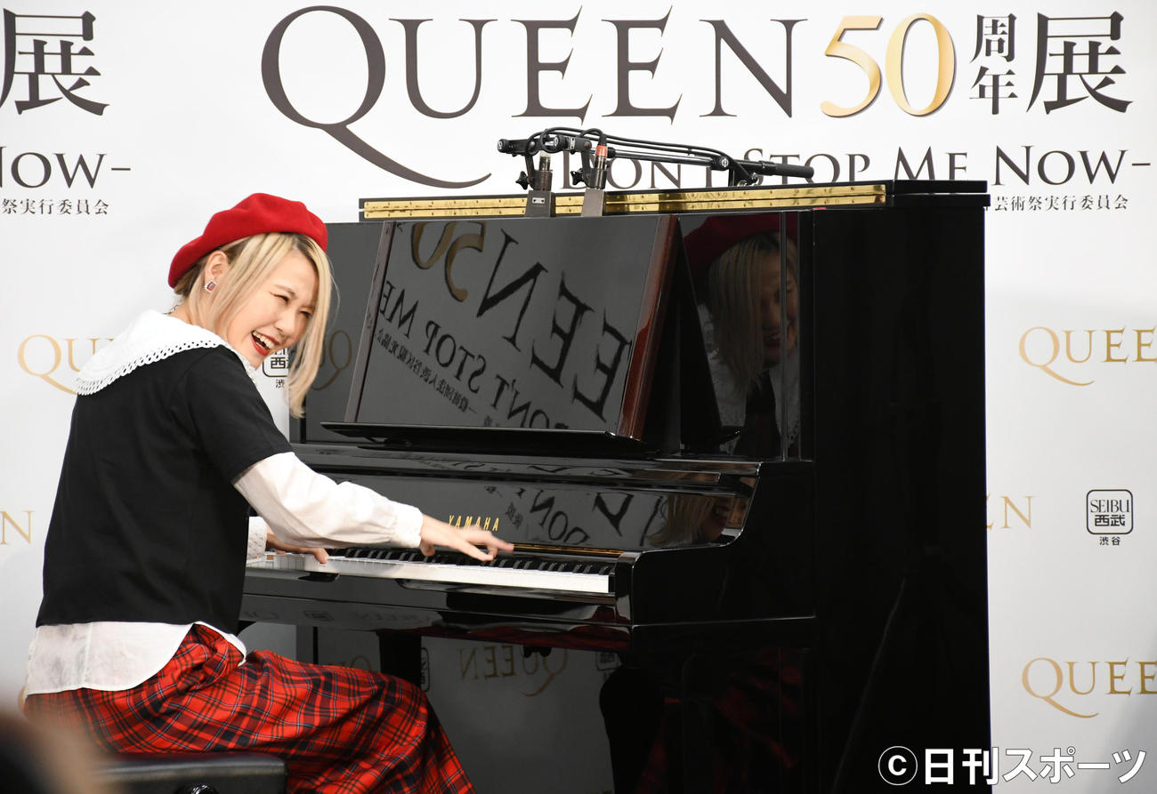 「QUEEN50周年展　DON’T STOP ME NOW」プレス限定イベントでピアノ演奏を披露したハラミちゃん（撮影・大友陽平）