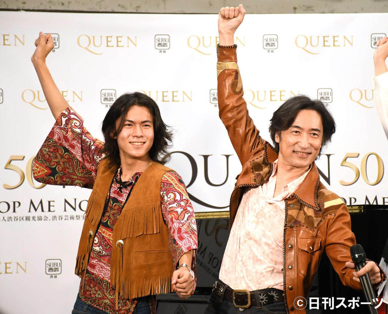 「QUEEN50周年展　DON’T STOP ME NOW」プレス限定イベントでポーズを決める東儀秀樹（右）と息子の典親さん（撮影・大友陽平）
