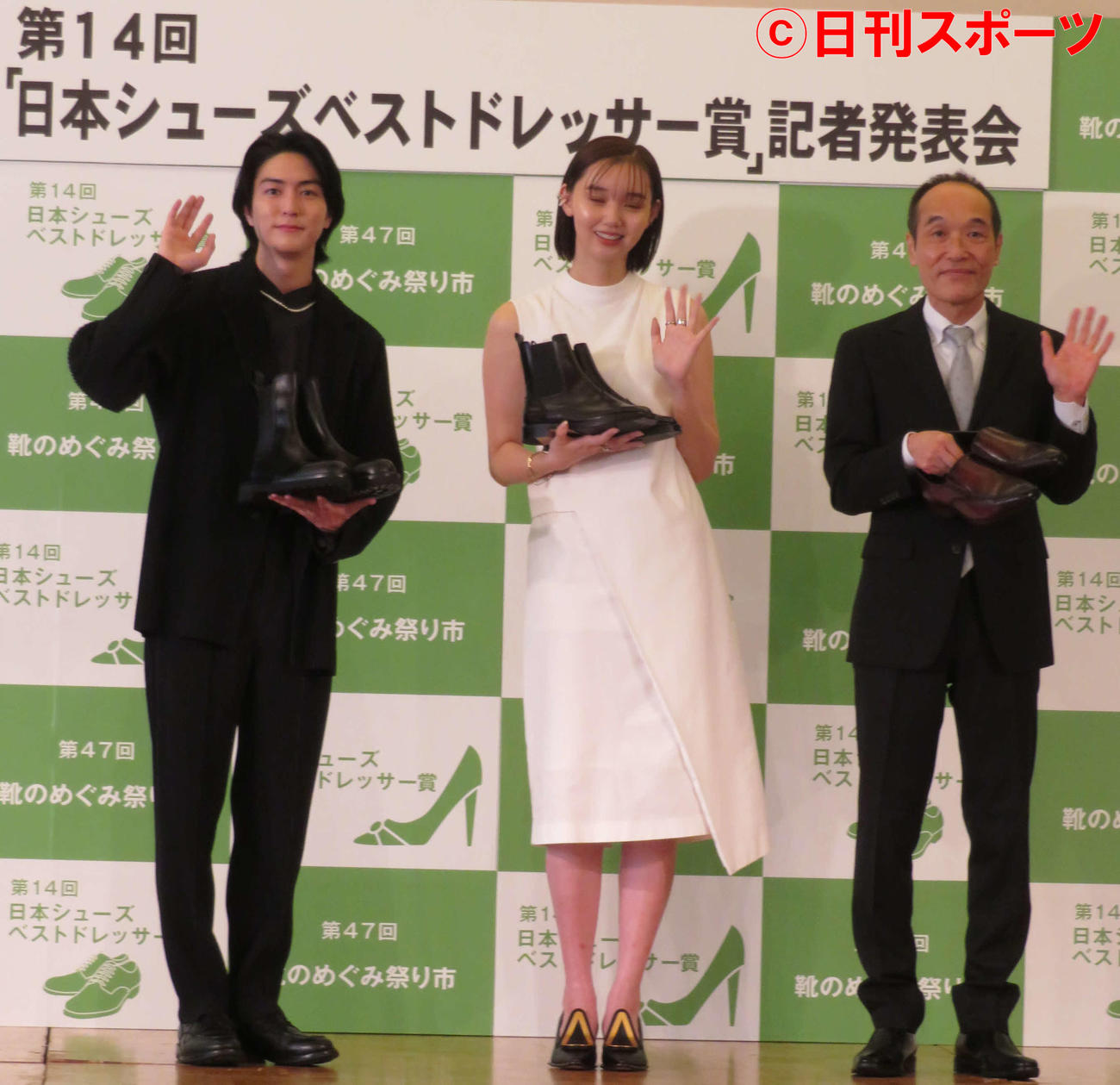 第14回日本シューズベストドレッサー賞記者発表会で、自身がデザインした靴を手に笑顔の、左から稲葉友、江野沢愛美、東国原英夫氏（撮影・村上幸将）