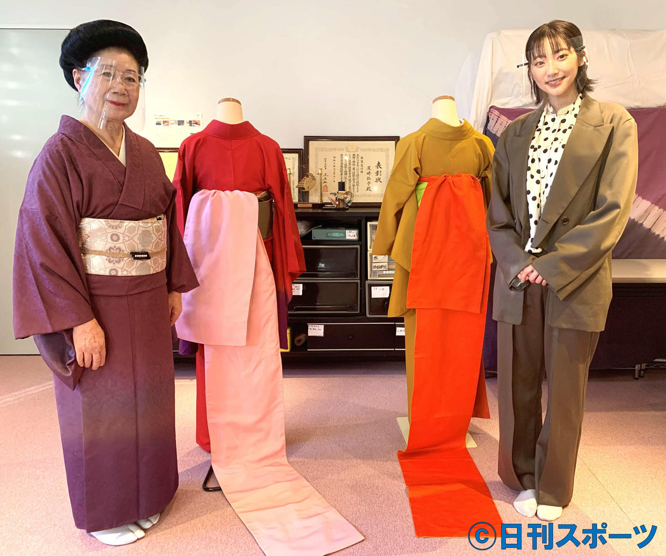 着付けを学んだ武田玲奈（右）と講師を務めた中央着付士能力開発協同組合技能士の会の尾崎弘子会長（撮影・松尾幸之介）