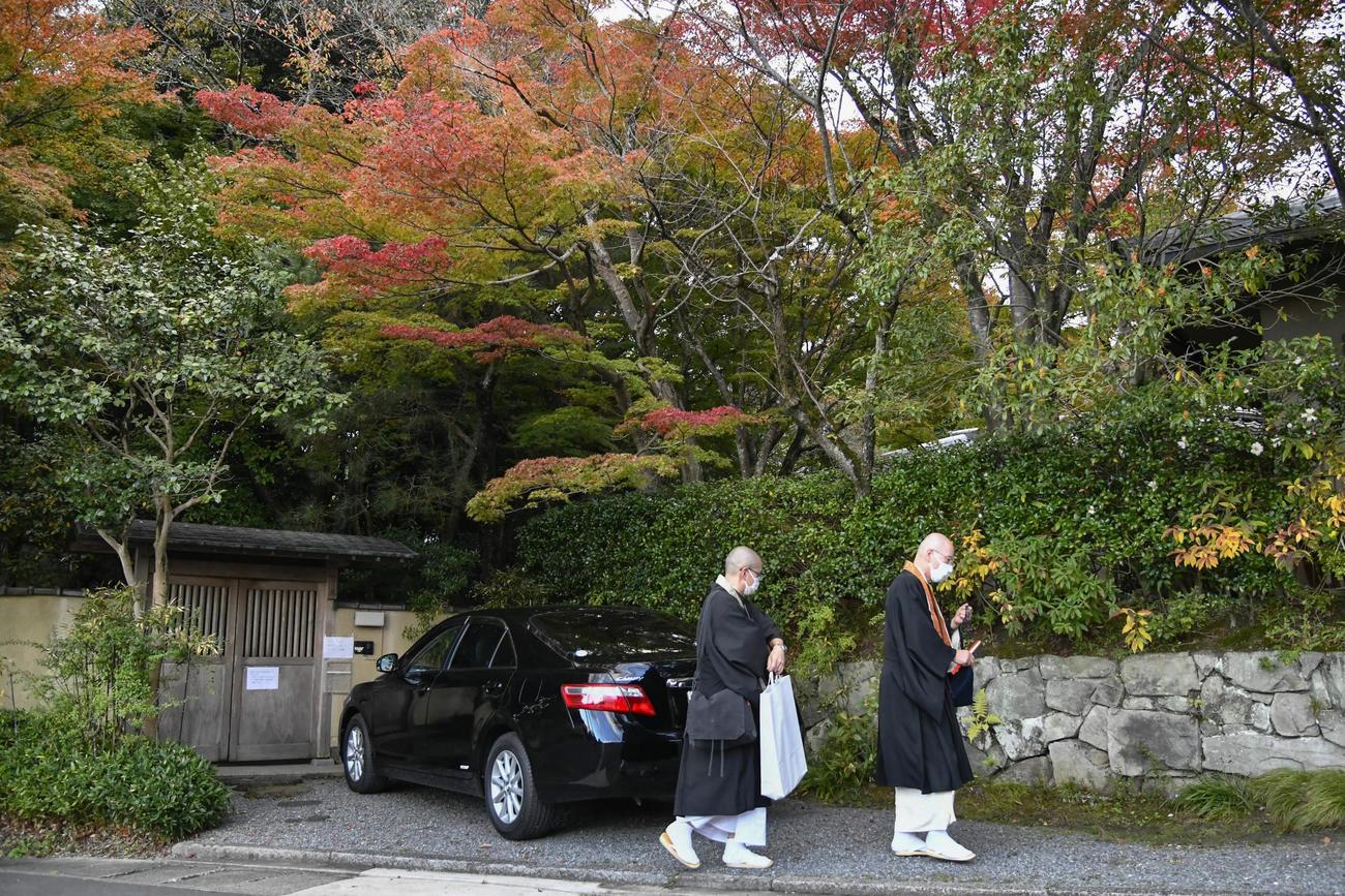 関係者が出入りする京都市の寂庵（奥）＝11日午後