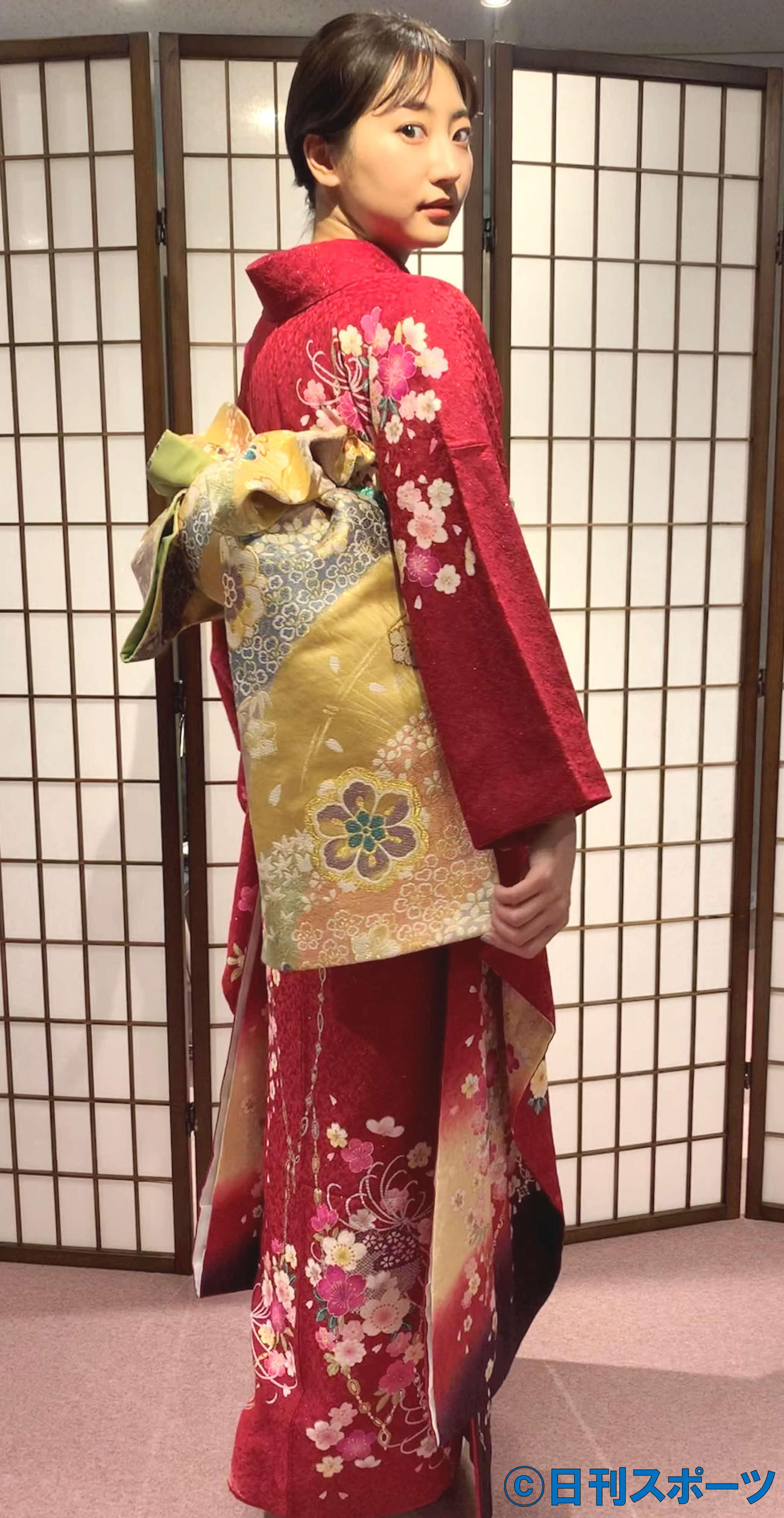 帯の右側のたれ先を長くして振り袖を着る武田玲奈（撮影・松尾幸之介）