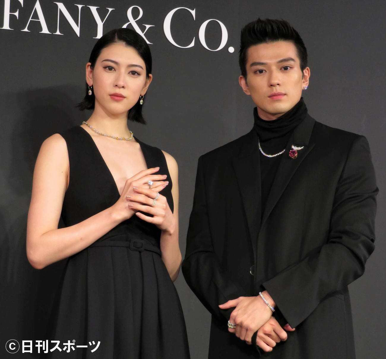 「2021年ティファニーホリデー記者発表会」に登壇した新田真剣佑（右）と三吉彩花（撮影・三須佳夏）