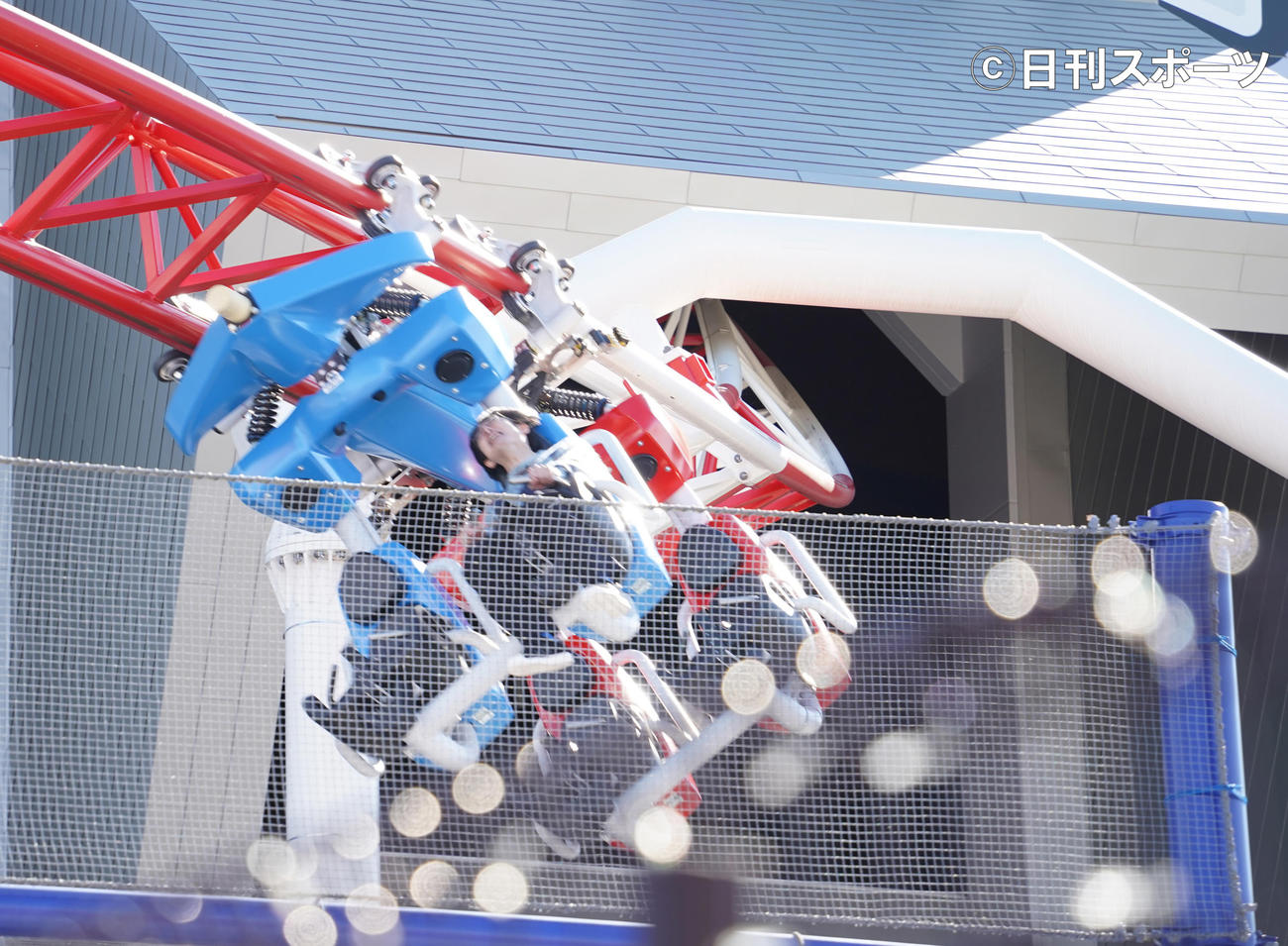 「リポビタンロケット☆ルナ」を体験する、空気階段の水川かたまり（撮影・佐藤勝亮）