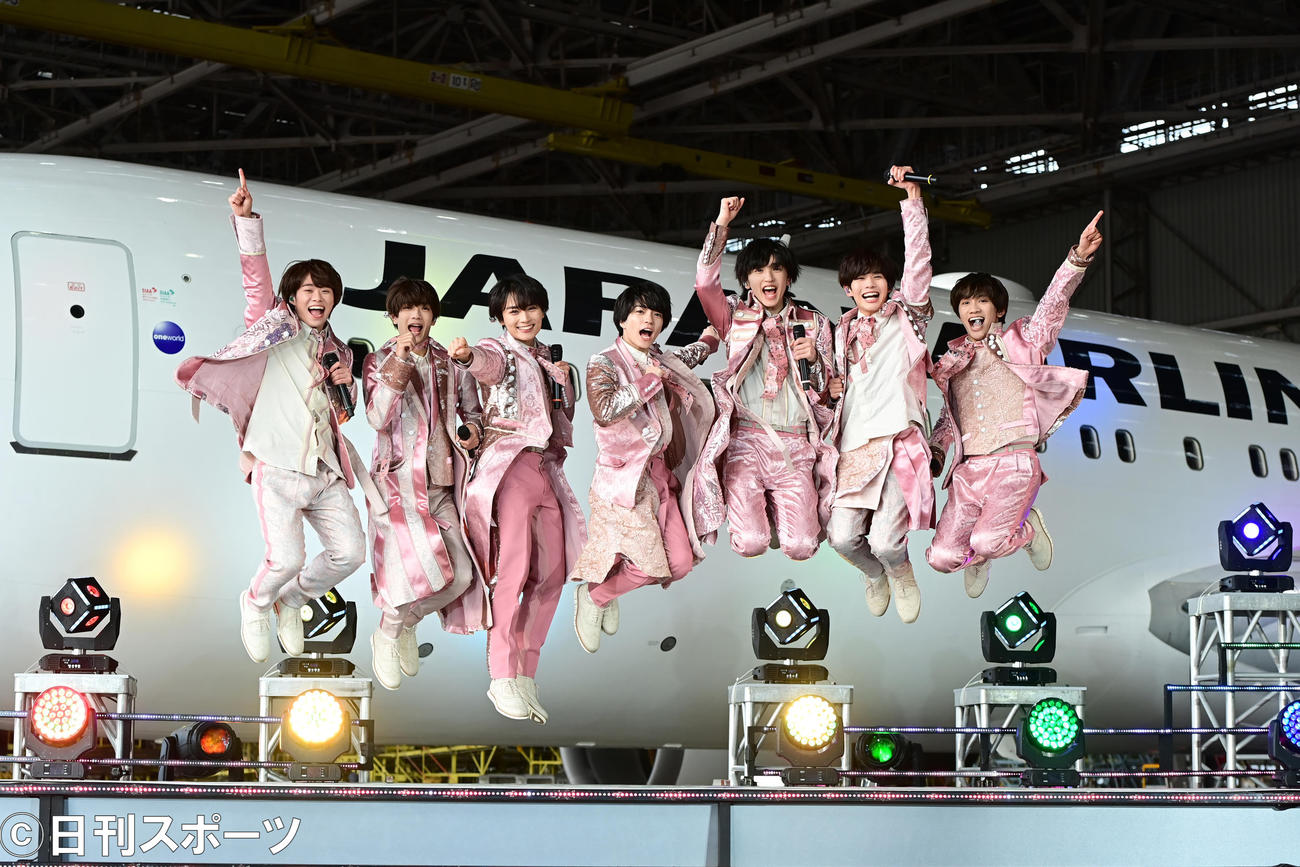 記念撮影で元気にジャンプするなにわ男子の、左から大橋和也、高橋恭平、大西流星、西畑大吾、道枝駿佑、長尾謙杜、藤原丈一郎（撮影・小沢裕）