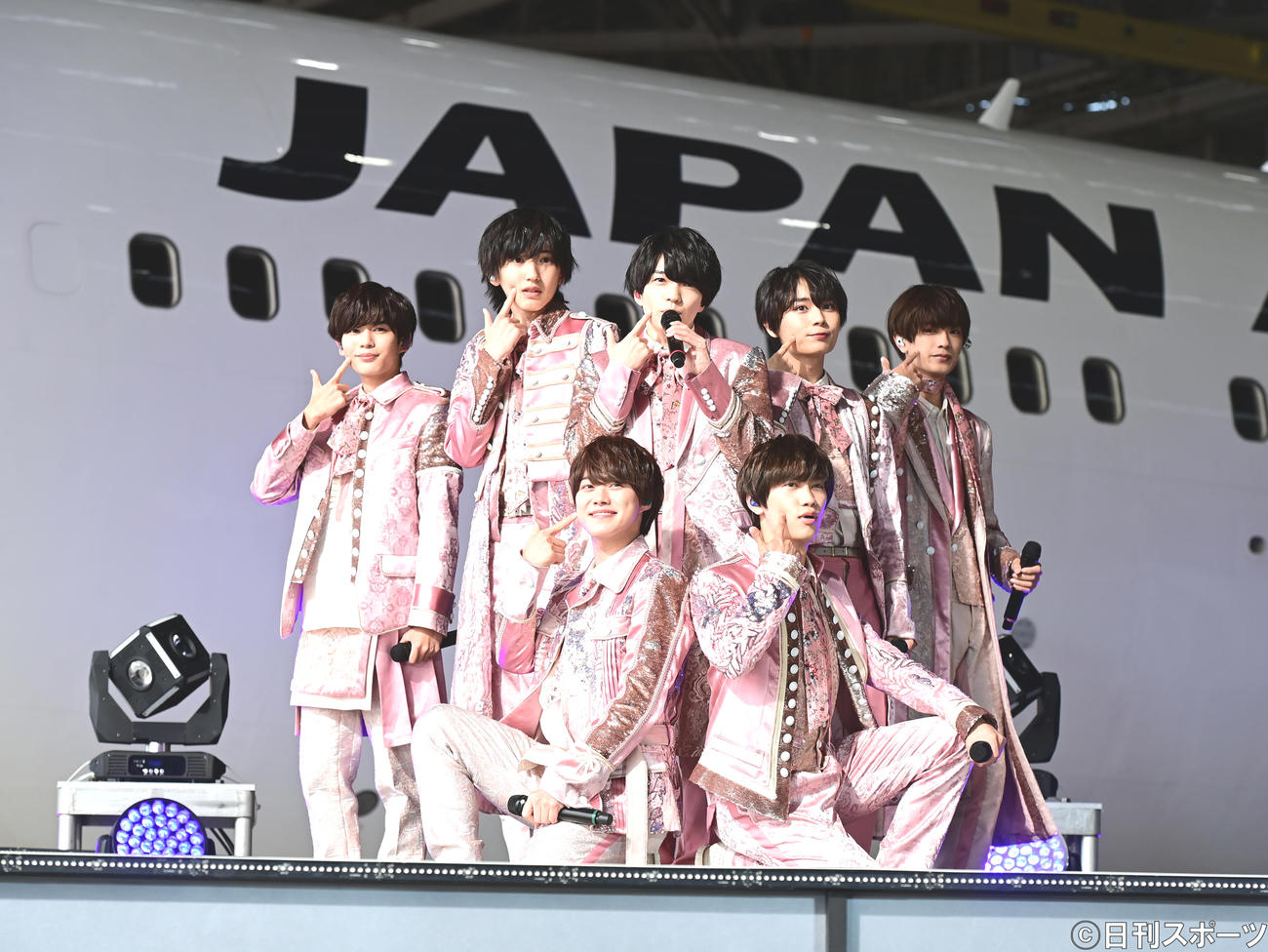 「初心LOVE（うぶらぶ）」を披露するなにわ男子の、前列左から大橋和也、藤原丈一郎、後列左から長尾謙杜、道枝駿佑、西畑大吾、大西流星、高橋恭平（撮影・小沢裕）