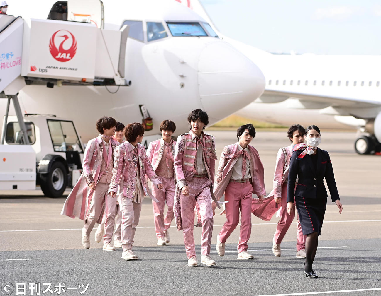 関西国際空港から羽田空港に到着し、チャーター機を降りたなにわ男子の、左から高橋恭平、長尾謙杜、大橋和也、藤原丈一郎、道枝駿佑、西畑大吾、大西流星（撮影・小沢裕）