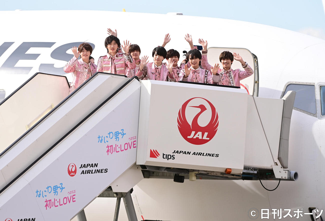 チャーター機で関西国際空港から羽田空港に到着し、タラップから手を振るなにわ男子（撮影・小沢裕）