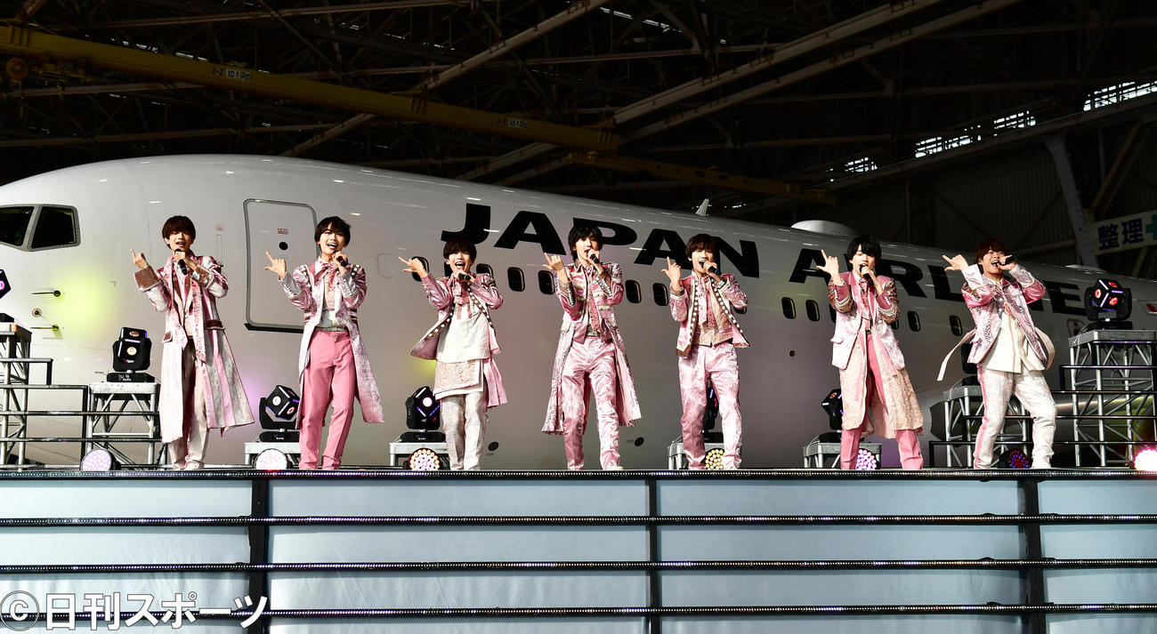 なにわ男子の、左から高橋恭平、大西流星、長尾謙杜、道枝駿佑、藤原丈一郎、西畑大吾、大橋和也（撮影・小沢裕）