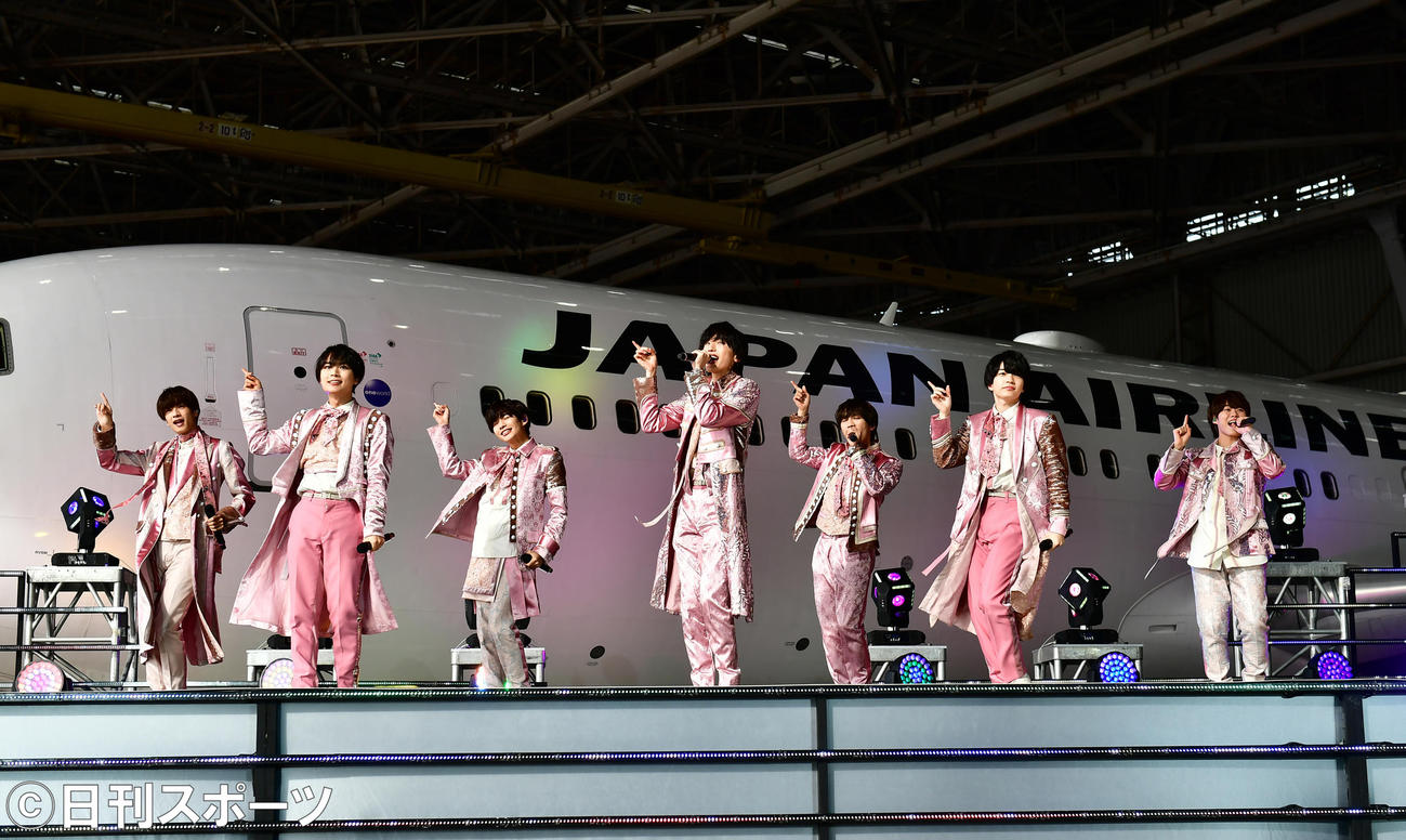 CDデビューイベントで「初心LOVE（うぶらぶ）」を披露するなにわ男子（撮影・小沢裕）