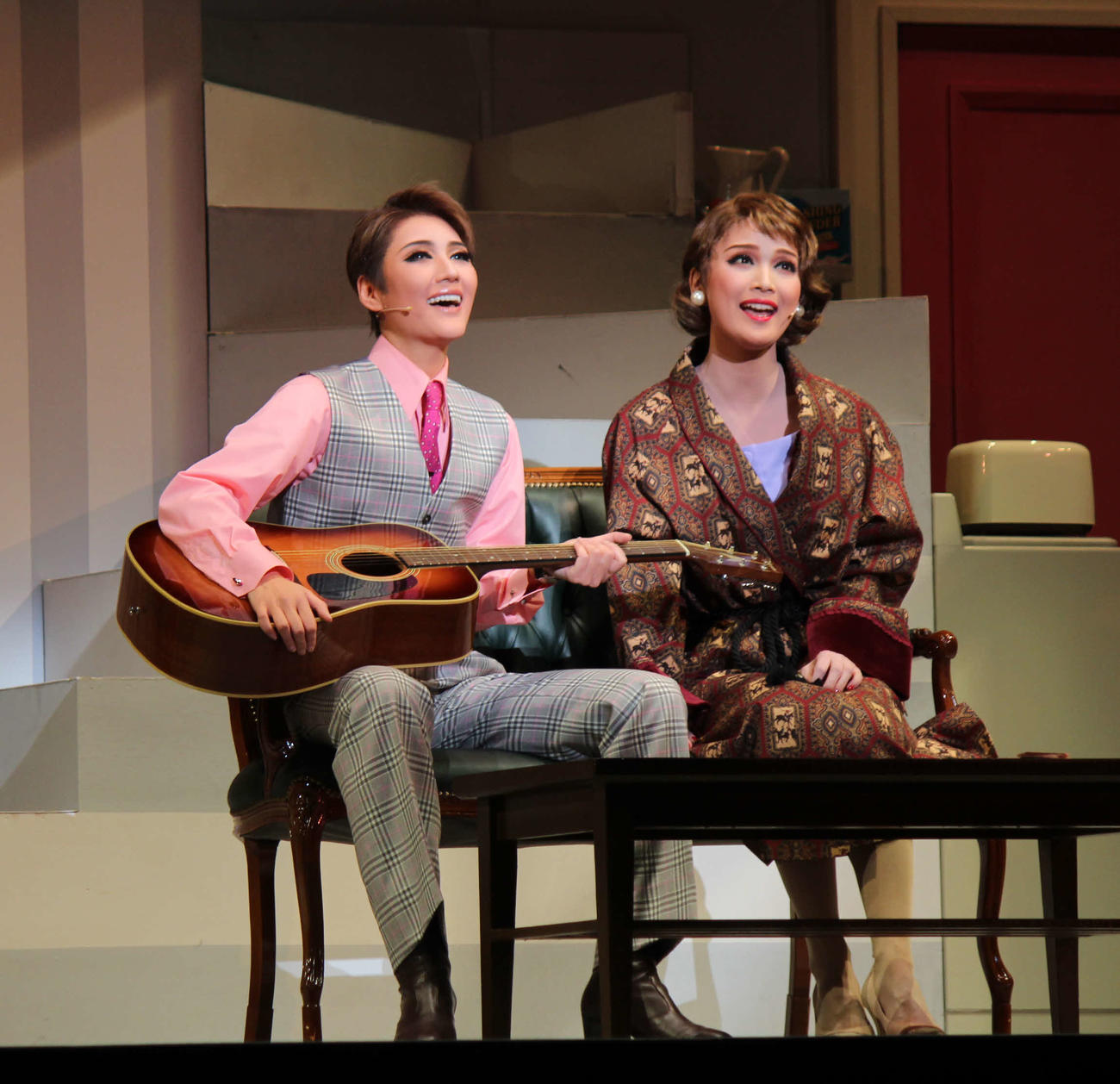 ブロードウェー・ミュージカルに主演した芹香斗亜（左）と、ヒロインを演じた天彩峰里（撮影・村上久美子）