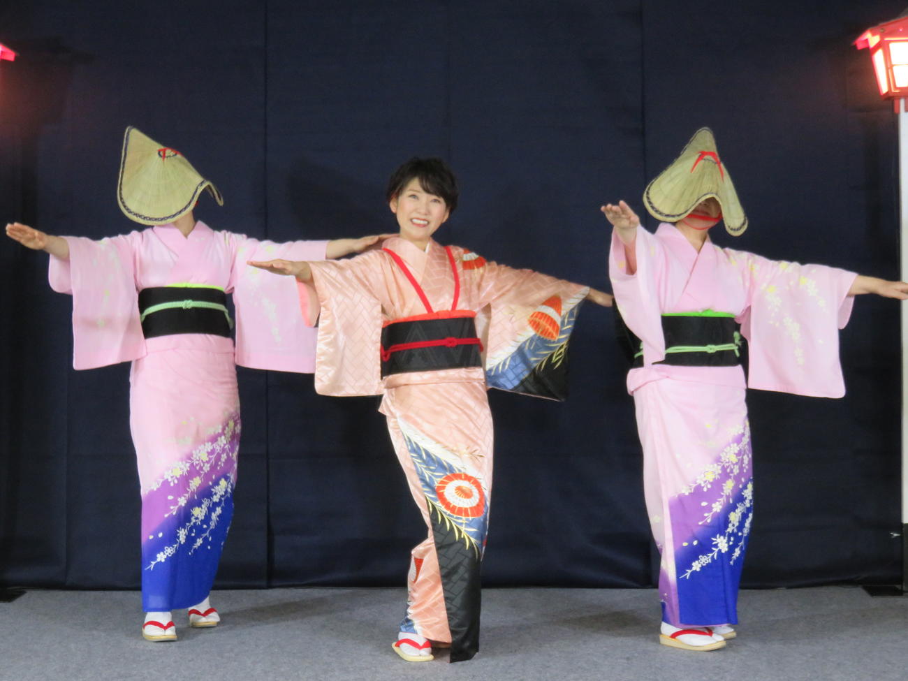 新曲「ひとり風の盆」の会見で、おわら風の盆を踊る森山愛子